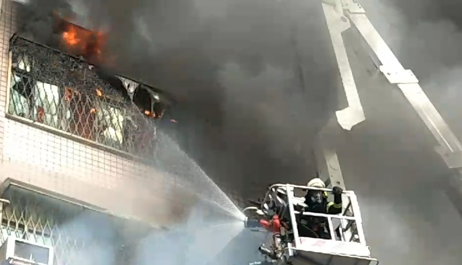 高雄市三民區大連街透天民宅清晨驚傳火警。