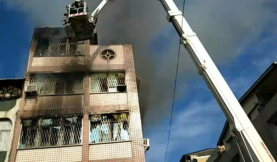 高雄市三民區天民火警，5人無生命跡象送醫急救。