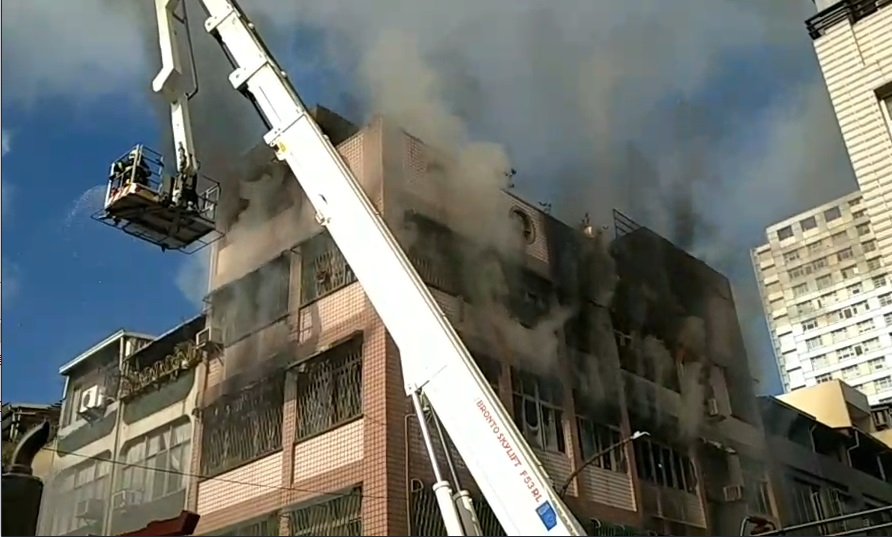 高雄市三民區天民火警，5人無生命跡象送醫急救。