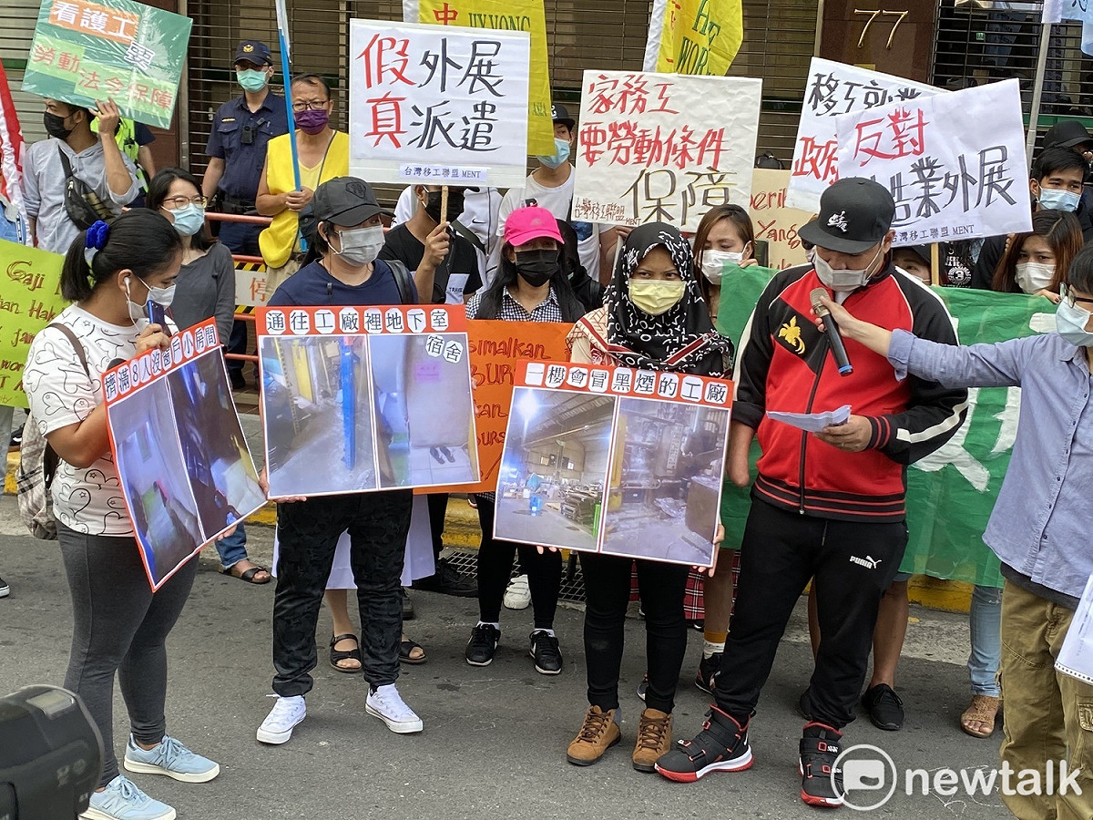 菲律賓勞工阿度表示，自己在桃園的工廠工作，住在工廠裡的地下室，8個人擠在沒窗戶的小房間內，經常聞到1樓的工廠廢煙氣味，每天都睡不安穩，他還因為工作時操作機器而受傷、失去右手，希望政府正視「廠住不分」問題，給予移工保障。 圖：周煊惠 ／攝