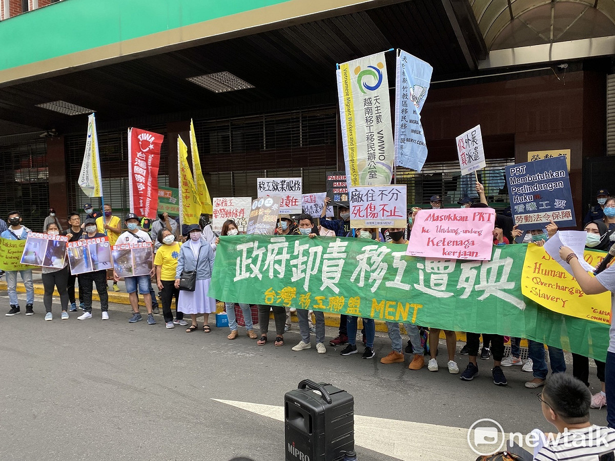 台灣移工聯盟今高喊「廠住不分、死傷不止」、「反對假外展真派遣的製造業移工外展計畫」、「移工就業服務、政府承擔責任」、「反驅離、不處分，重新給予合法身份」及「看護工要勞動法令保障」等口號。 圖：周煊惠 ／攝