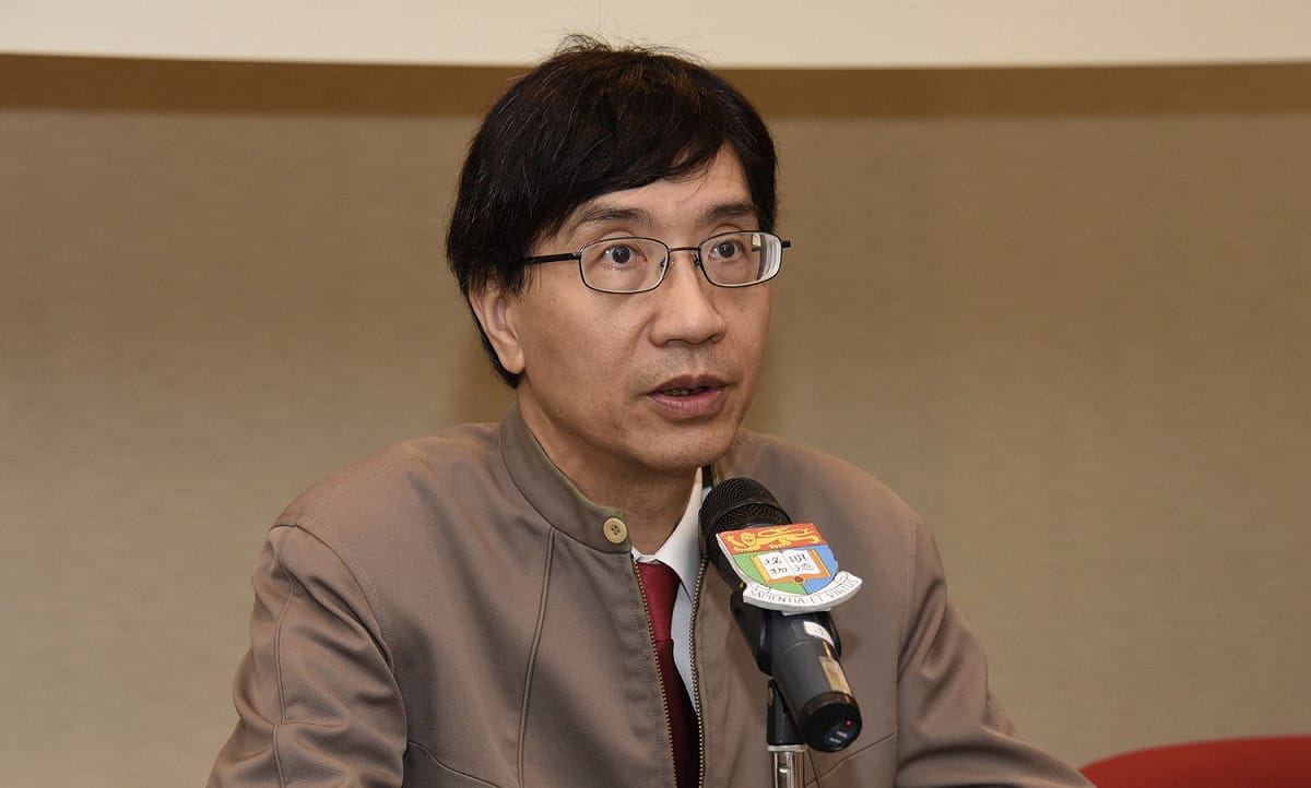 袁國勇今（3）日指出，香港政府擬發放口罩給所有市民，每個口罩可重覆使用60次。 圖：翻攝香港大學（資料照）