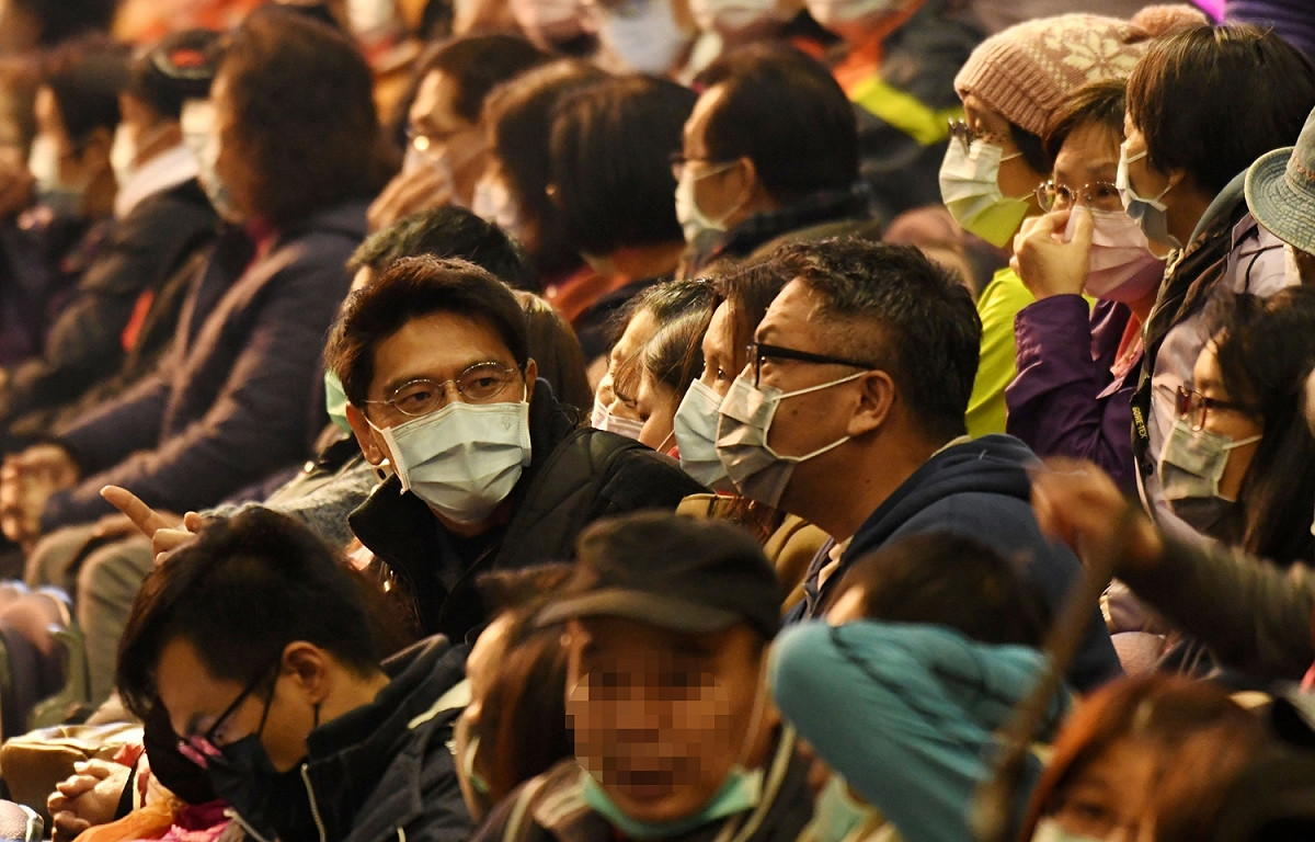 新冠肺炎蔓延，不少人出門都會戴上口罩。 圖／NOWnews資料畫面