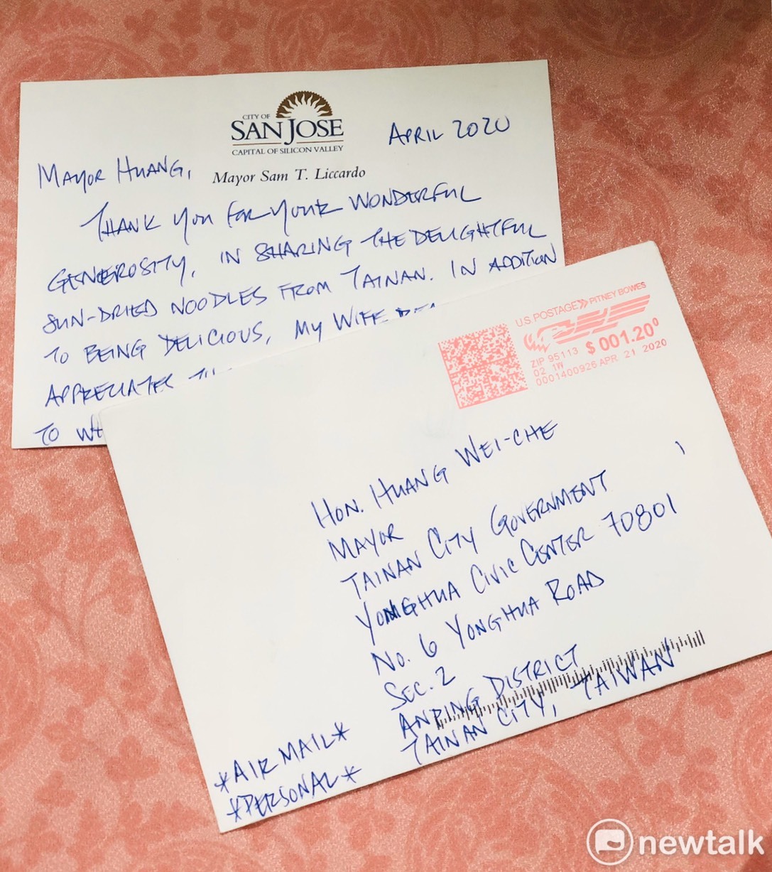 臺南市長黃偉哲日前寄出多箱「臺南好麵」送給國際姊妹市與友誼市，姊妹市美國加州聖荷西(San Jose)市長Sam Liccardo收到後親筆致函黃偉哲，感謝贈送的臺南好麵及疫情下更顯珍貴的情誼。 圖：台南市政府提供