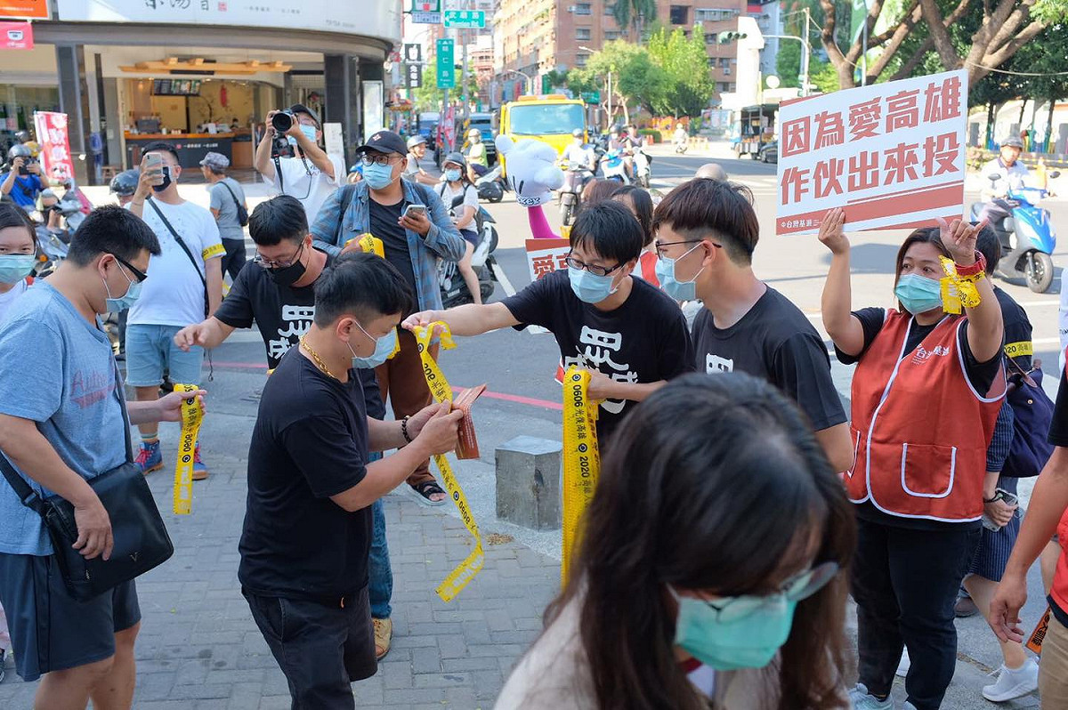 罷韓團體今天在路口發「罷韓黃絲帶」。 圖：翻攝自Wecare高雄