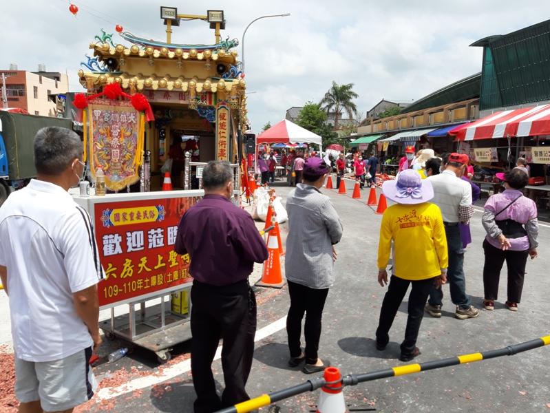 民國109年5月3日 雲林縣一年一度的宗教盛事，國家重要民俗文化「六房媽過爐」防疫層層管制，信眾排隊等待進入土庫紅壇參拜。