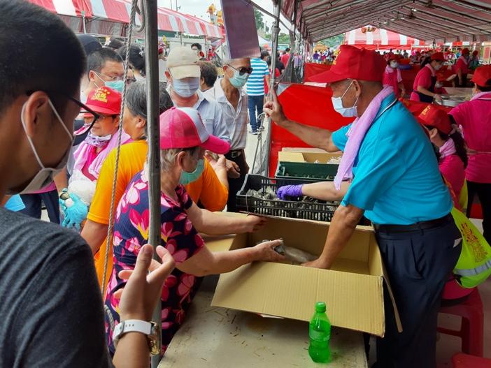 紅壇有準備 素粽、割包、蛋糕、壽司、飯糰等食物給民眾取用