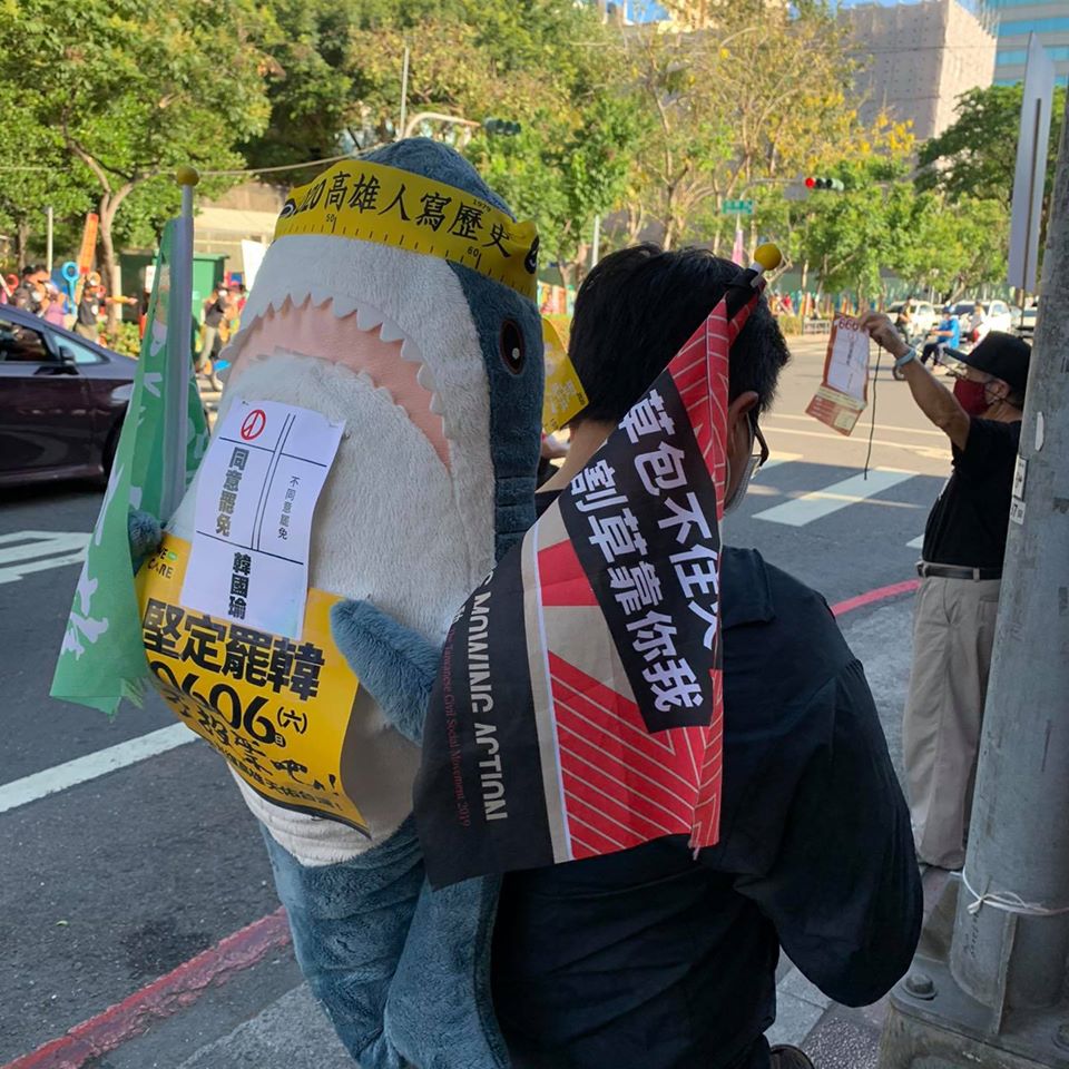 就算是走路，也要把罷韓布條掛在身上，變人肉宣傳看板，高雄人的決心可見一斑。 圖：翻攝自Wecare高雄臉書