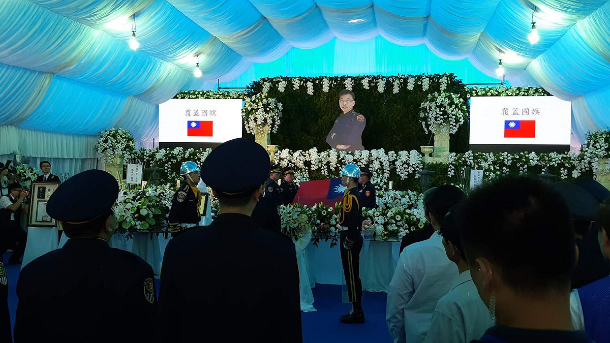 嘉義殺警案地院重新裁定被告24小時內以100萬元具保，鄭嫌家人無力交保，鄭嫌已移送台南高分院審理。圖為殉職的鐵路警察李承翰靈柩覆蓋國旗。 圖：蔡坤龍/攝（資料照）