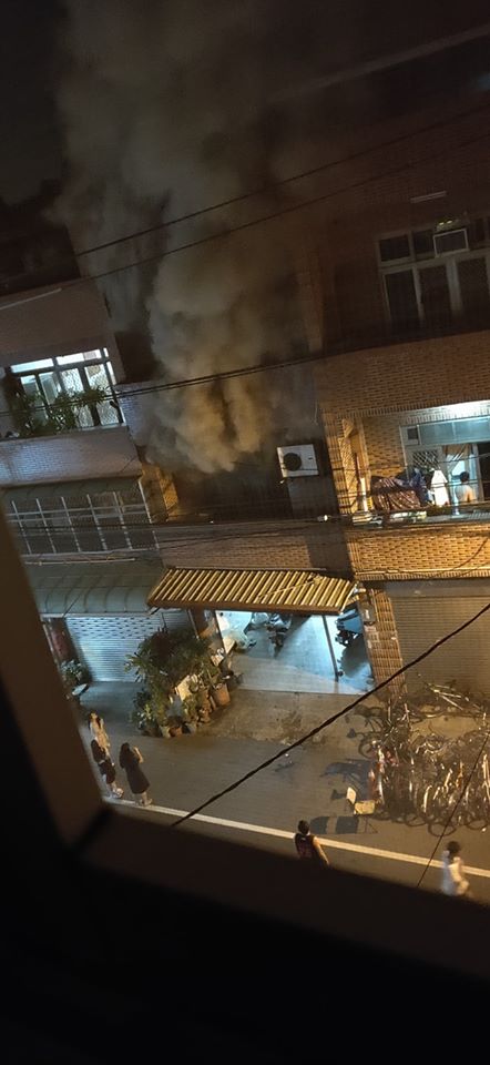 網友在臉書PO文表示，凌晨2點左右正在睡夢中，一直聽到外面有人吵架，打開窗戶一看原來是火警。 圖：翻攝蘆竹南崁資訊大小事分享團臉書