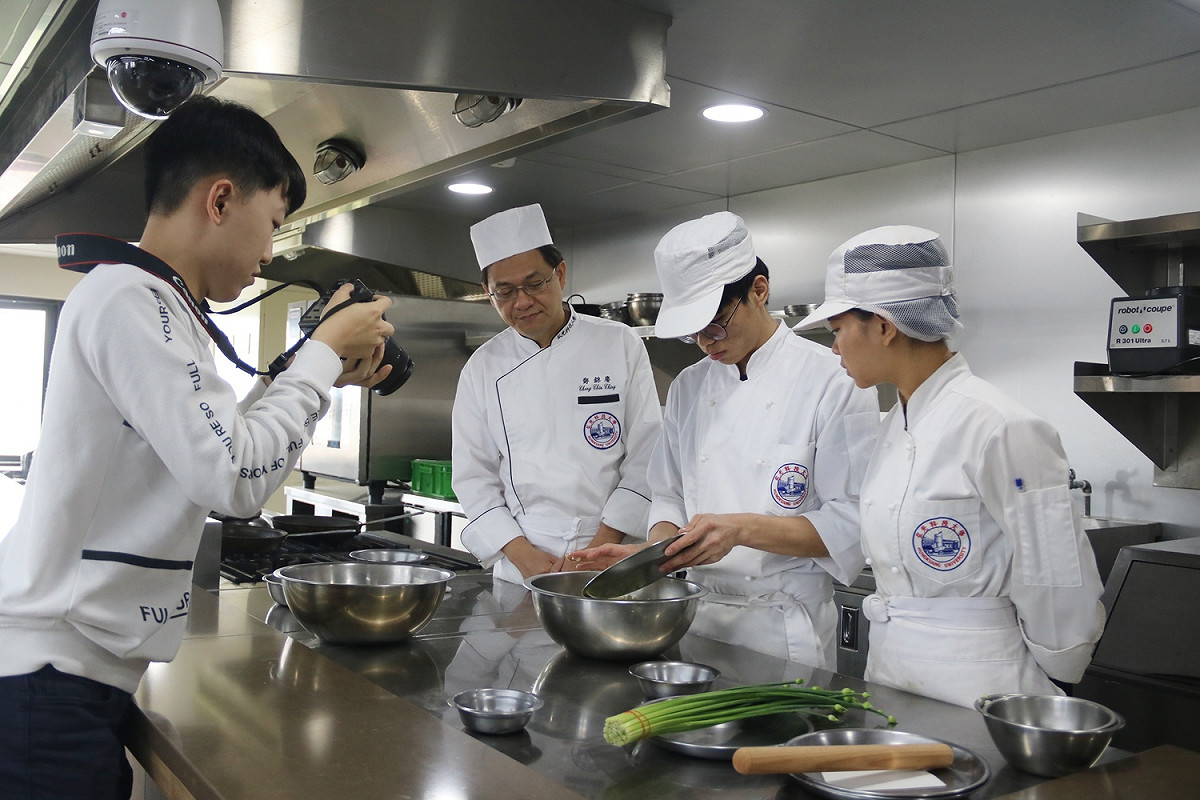 餐旅系學生拍攝防疫美食影片。 弘光科大/提供