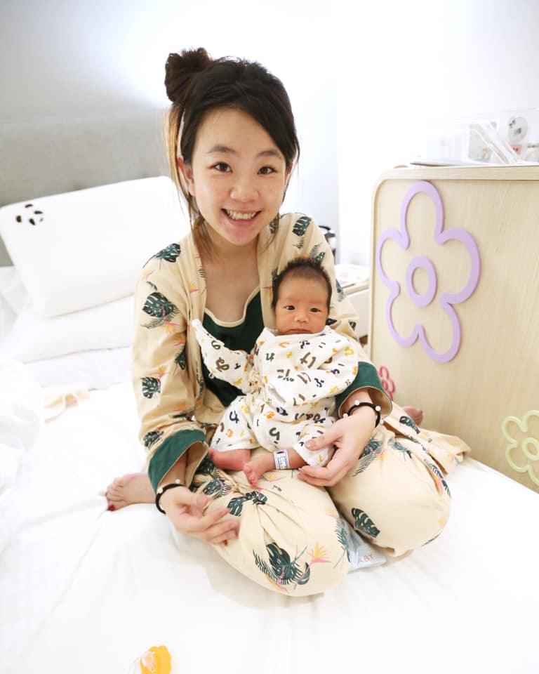 蔡阿嘎的老婆「二伯」(左後)剛生下二兒子「蔡波能」。 圖：翻攝嘎嫂二伯臉書粉絲專頁