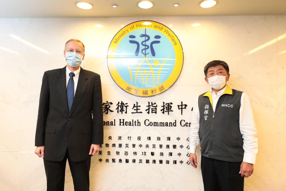 AIT處長酈英傑與我國衛福部部長陳時中 圖:擷取自臉書