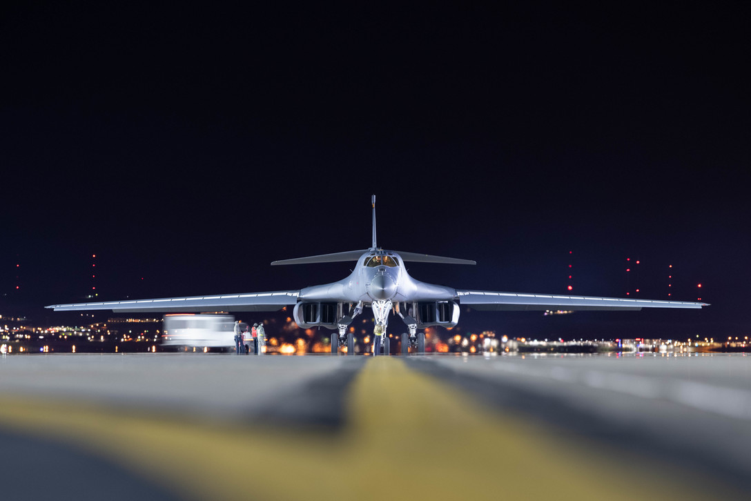 美國太平洋空軍1日宣布，四架B-1轟炸機已進駐關島安德森基地，未來將配合美國國防部的「戰略可預測、行動不可預測」的「動態兵力運作模式」。 圖：翻攝自美國空軍網站