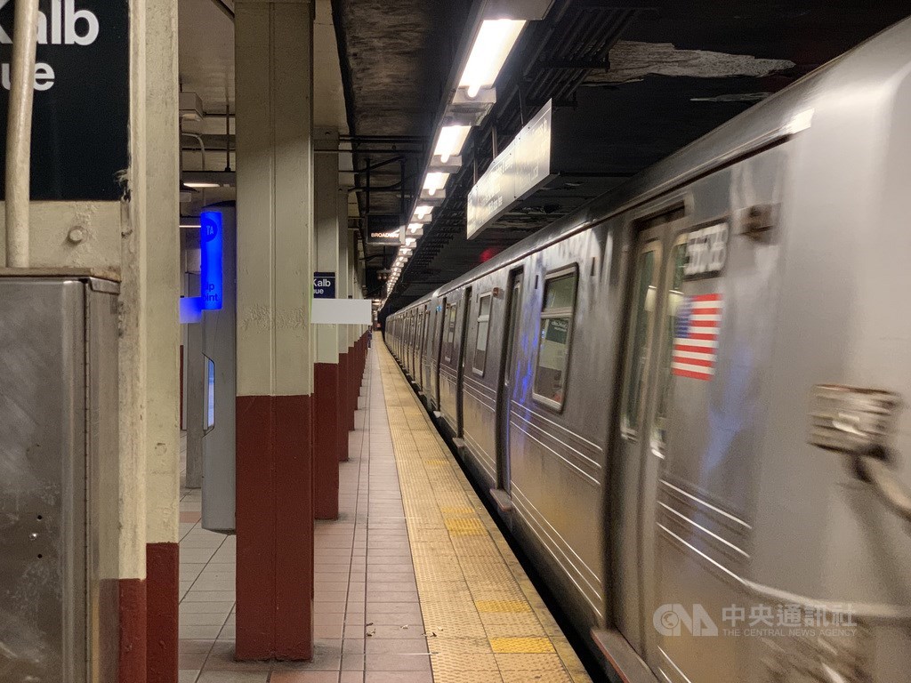 美國政府內部預測顯示，未來數週武漢肺炎確診與死亡數量將激增。圖為紐約地鐵受疫情衝擊，乘客銳減9成，空曠月台與昔日摩肩擦踵景象形成鮮明對比。 圖：中央社／提供