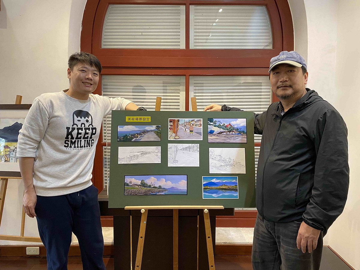 康進和（右）在小白宮首次公開動畫手稿，康導演的兒子特別一同佈展。  圖：淡水古蹟博物館提供