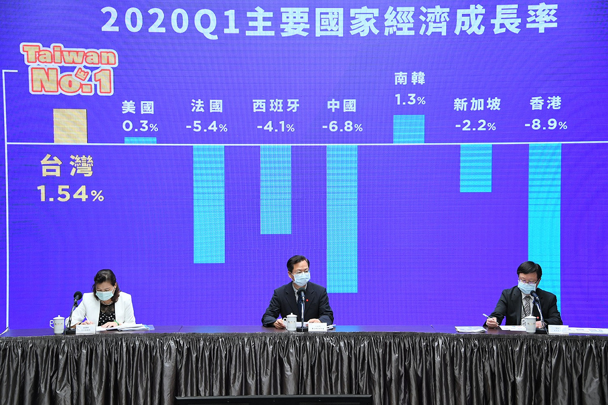 行政院今（5）天舉行紓困振興方案「看好台灣回流資金持續加碼」記者會，政委龔明鑫（中）、經濟部次長王美花（左）、財政部次長吳自心（右）出席。 圖：行政院提供