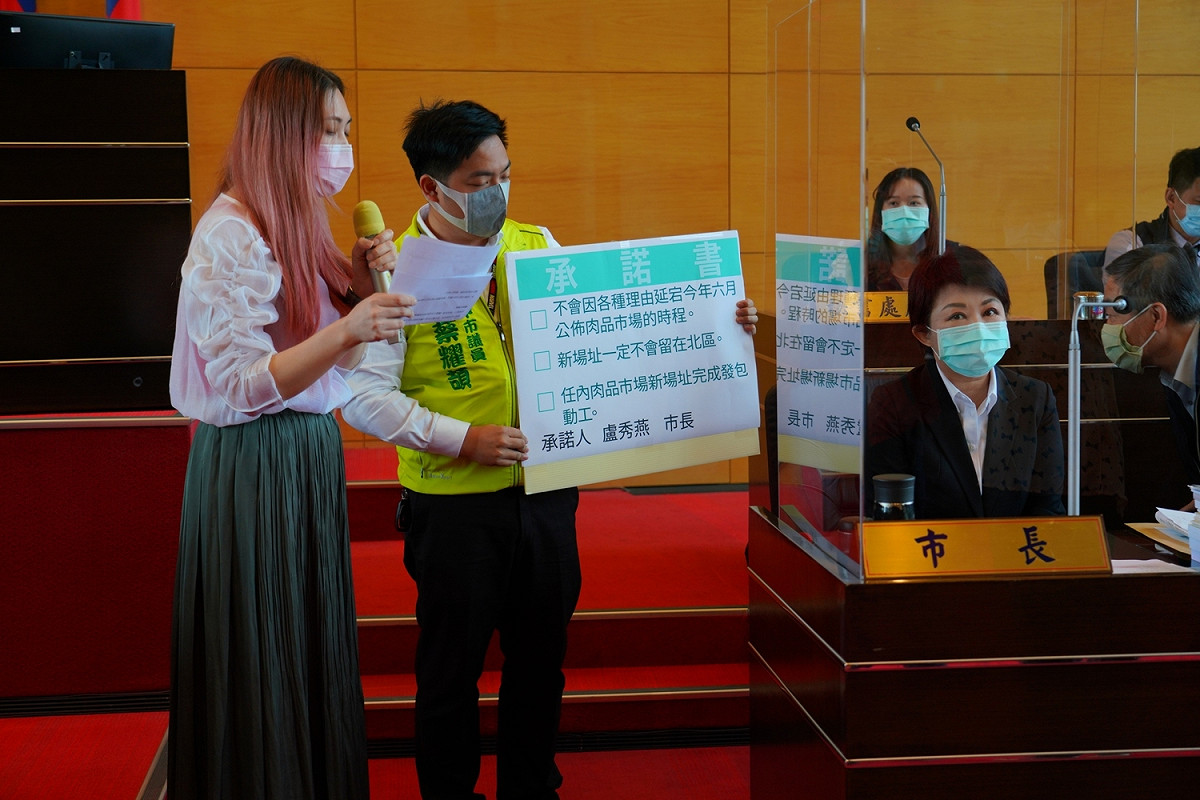 盧秀燕扛絕在承諾書上選項打勾。 唐復年/攝