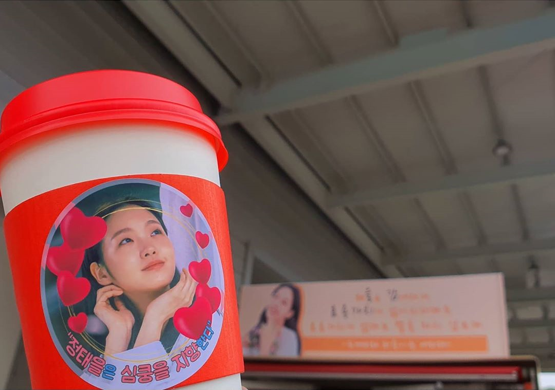 咖啡車與杯子上都藏著《鬼怪》的經典對白，勾勒出劇迷們的回憶。 圖 : 翻攝自coffeegreate IG
