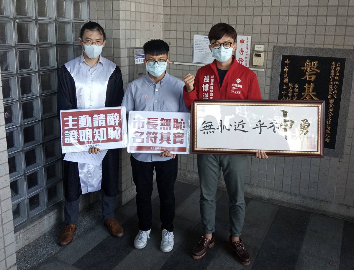 台灣基進小編王伯祥(中)在張博洋(右)及律師陪同下出庭。 圖：孫家銘/攝