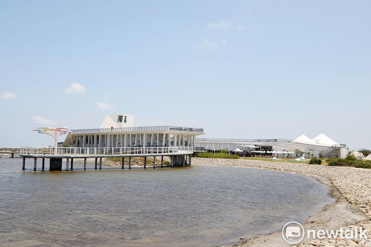 雲嘉南濱海國家風景區管理處打造的七股遊客中心，未演先轟動，自落成以來雖然還沒正式對外開放，就已經是網美朝聖拍照的景點。 圖：黃博郎／攝