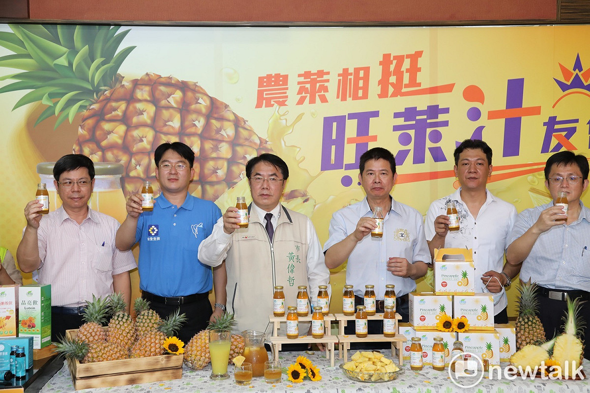 黃偉哲前往台南在地生技飲料廠參觀，品嚐使用關廟金鑽鳳梨所研發的鳳梨鮮果萃。 圖：黃博郎／攝