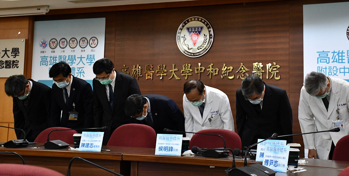 高醫大董事長陳建志(中)率一校五院首長，深深一鞠躬致謝。 圖：高醫公關室/提供