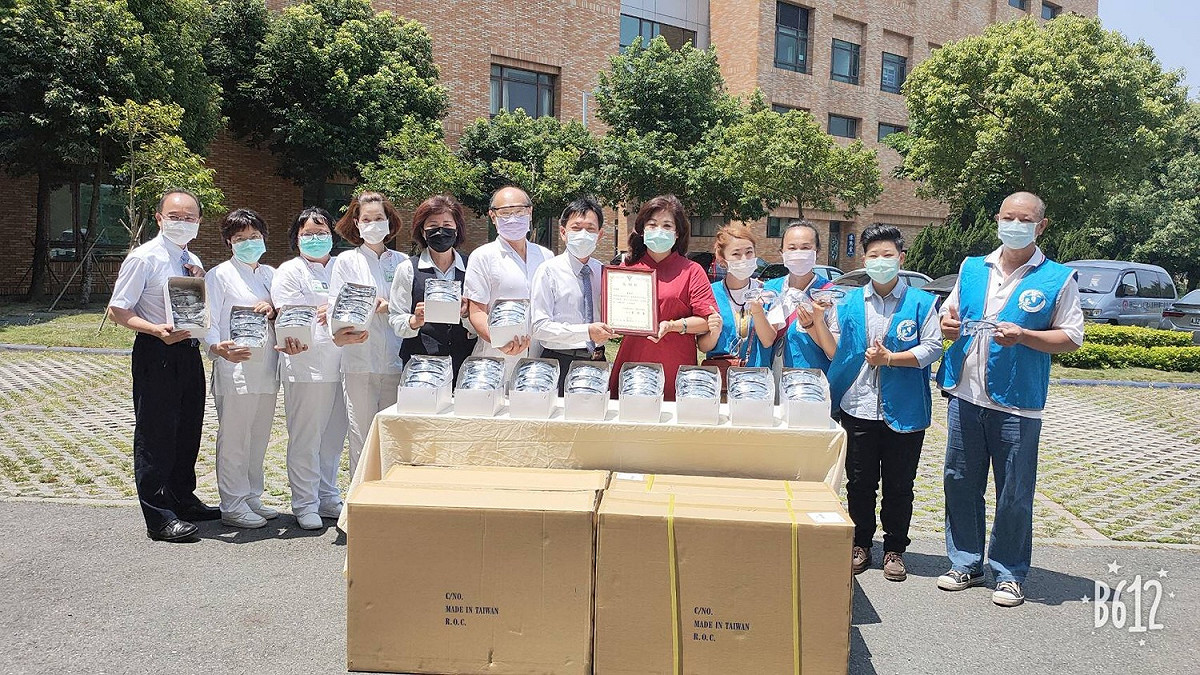 鑑於站在防疫工作第一線的醫護人員可能曝露在染疫風險之中，無極玉旨普提宮宮主妙善發起善心募款，由信徒大眾集資購入2000份護目鏡，分別捐給永康奇美、柳營奇美醫院。 圖：黃博郎／攝
