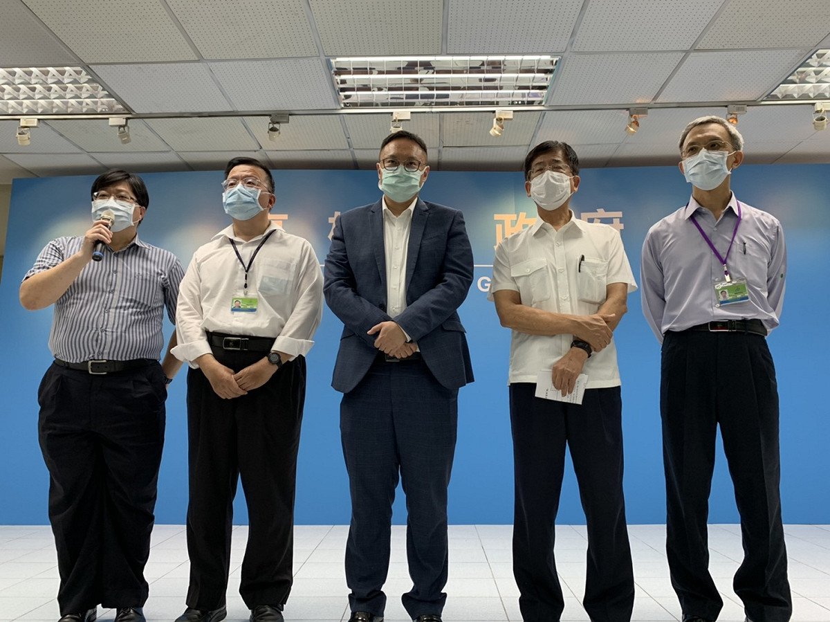 高市新聞局長鄭照新(中)與另四個局處首長聯合召開記者會。 圖：高雄市政府/提供