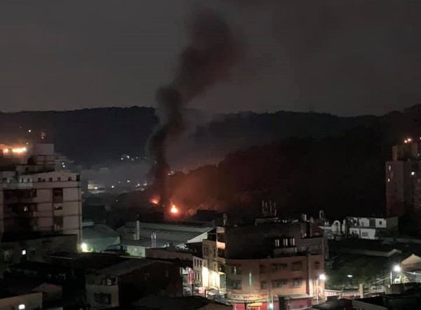 新北市五股區一間電鍍工廠凌晨傳出爆炸聲，不久火勢便從4樓屋內竄出，還延燒到隔壁4戶。 圖：翻攝我是五股人臉書