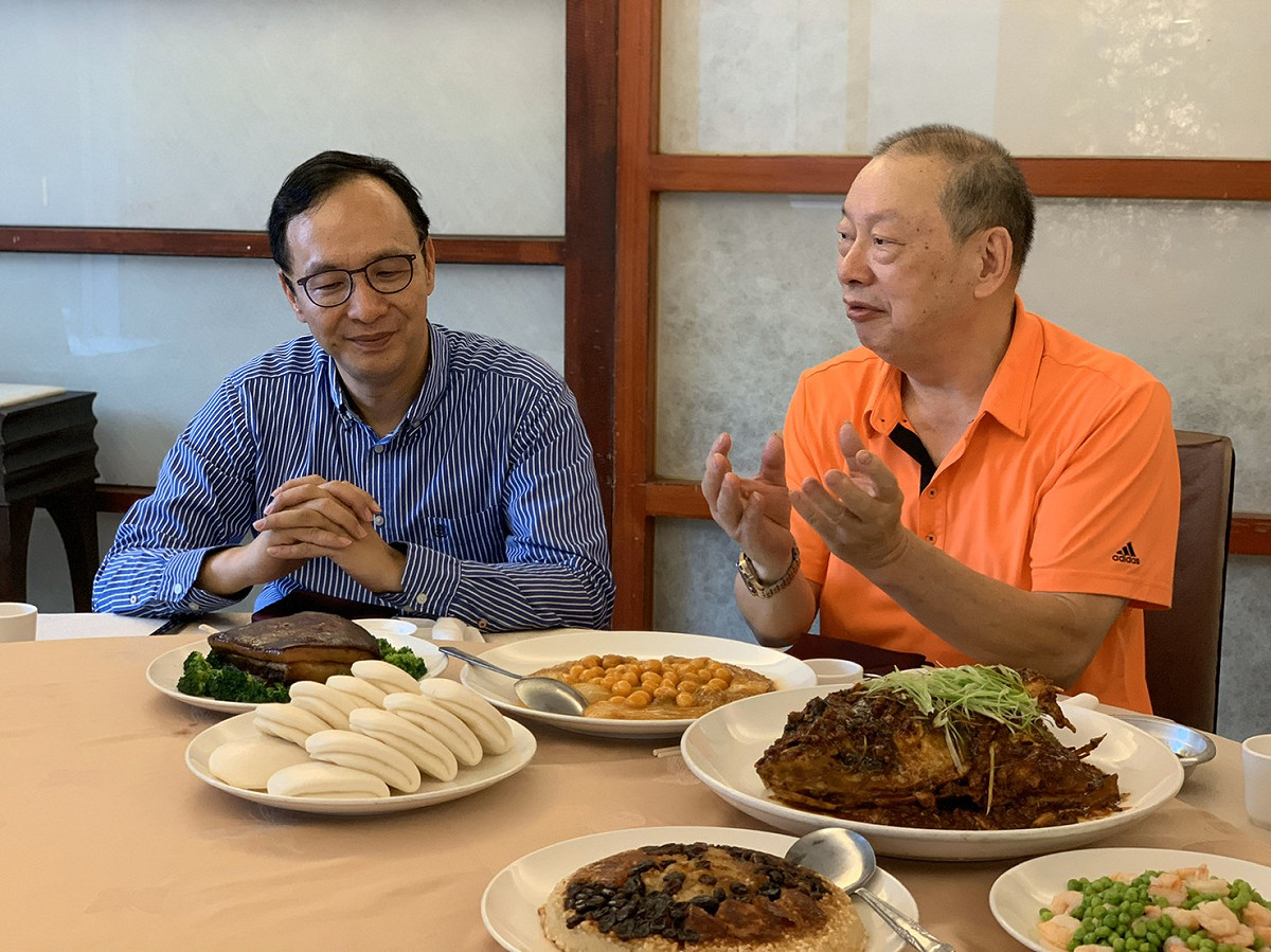 國民黨前主席朱立倫與餐廳業者討論疫情下的老餐廳求生。 圖：朱立倫辦公室/提供