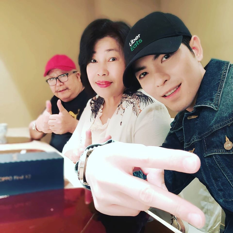 金曲歌王蕭敬騰(右1)日前為父親慶生。 圖：翻攝蕭敬騰臉書粉絲專頁