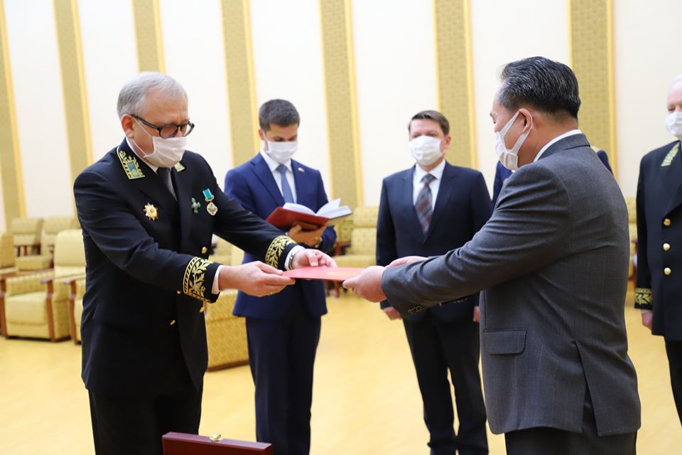 俄羅斯駐朝鮮大使馬採戈拉（前排左起）代表俄羅斯授予朝鮮衛國勝利紀念章，朝鮮外相李善權代領。 圖：翻攝自俄羅斯駐朝鮮大使館臉書