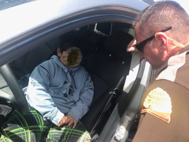 美國猶他州公路警察4日在公路攔下一輛左右行駛不定的休旅車，盤查後發現竟是一名年僅5歲的男童在駕駛座開車。 圖:Utah Highway Patrol推特