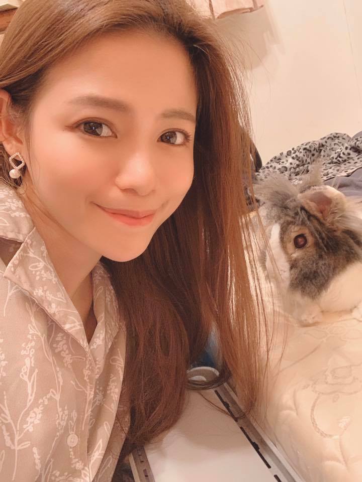從《大學生了沒》出道的藝人羅莉塔，今日在臉書粉專發文，藝人絕不是上節目講話就可以有錢賺的。 圖：翻攝羅莉塔臉書粉絲專頁