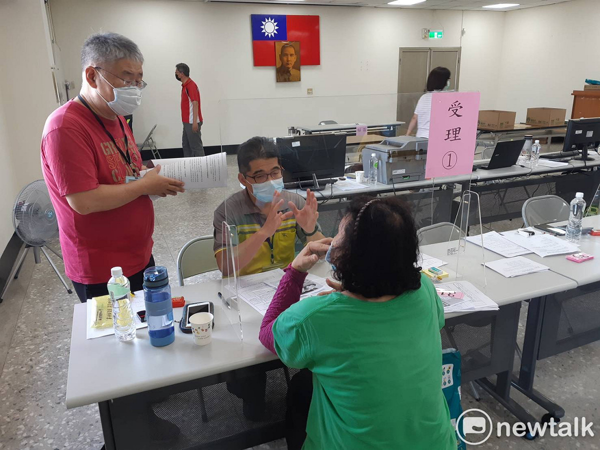 公所人員忙著向民眾解釋擴大紓困方案的申請辦法。 圖：蔡坤龍/攝