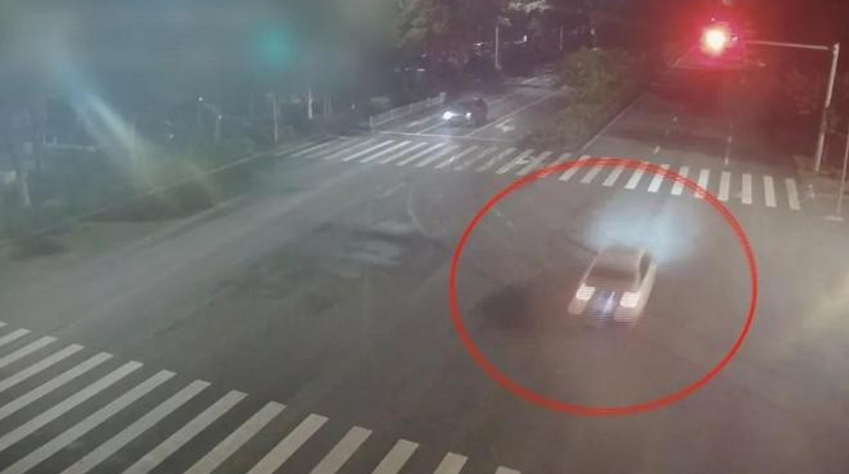 奧迪車衝過檢查站。 圖：翻攝自紅網