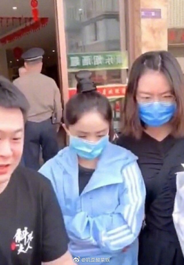 楊冪目前正在拍攝新戲《斛珠夫人》，疑似片場照片外流，驚見她高額髮際線。 圖：翻攝微博