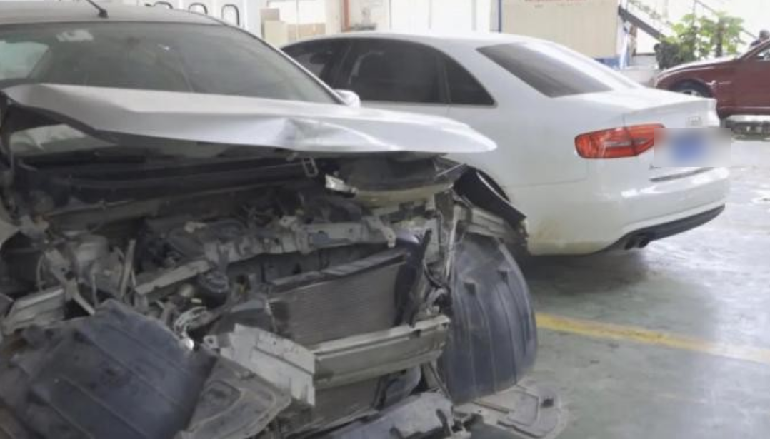 奧迪車與被撞爛的日產車。 圖：翻攝自紅網