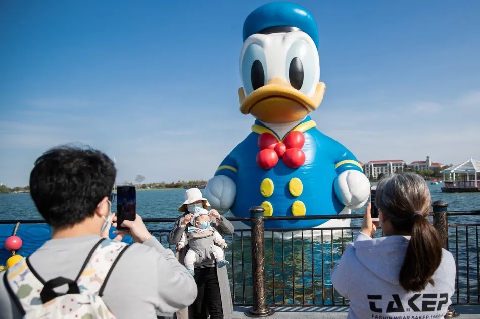上海迪士尼樂園今天宣布，11日起將重新開放園區，不過由於仍在防疫階段，部分園區及劇院演出仍不會開放。據悉，全球6個迪士尼樂園皆因疫情關係先後暫停營業，上海迪士尼宣布有條件開放後，成為全球首家恢復營業的迪士尼樂園。(資料照片) 圖：東方IC