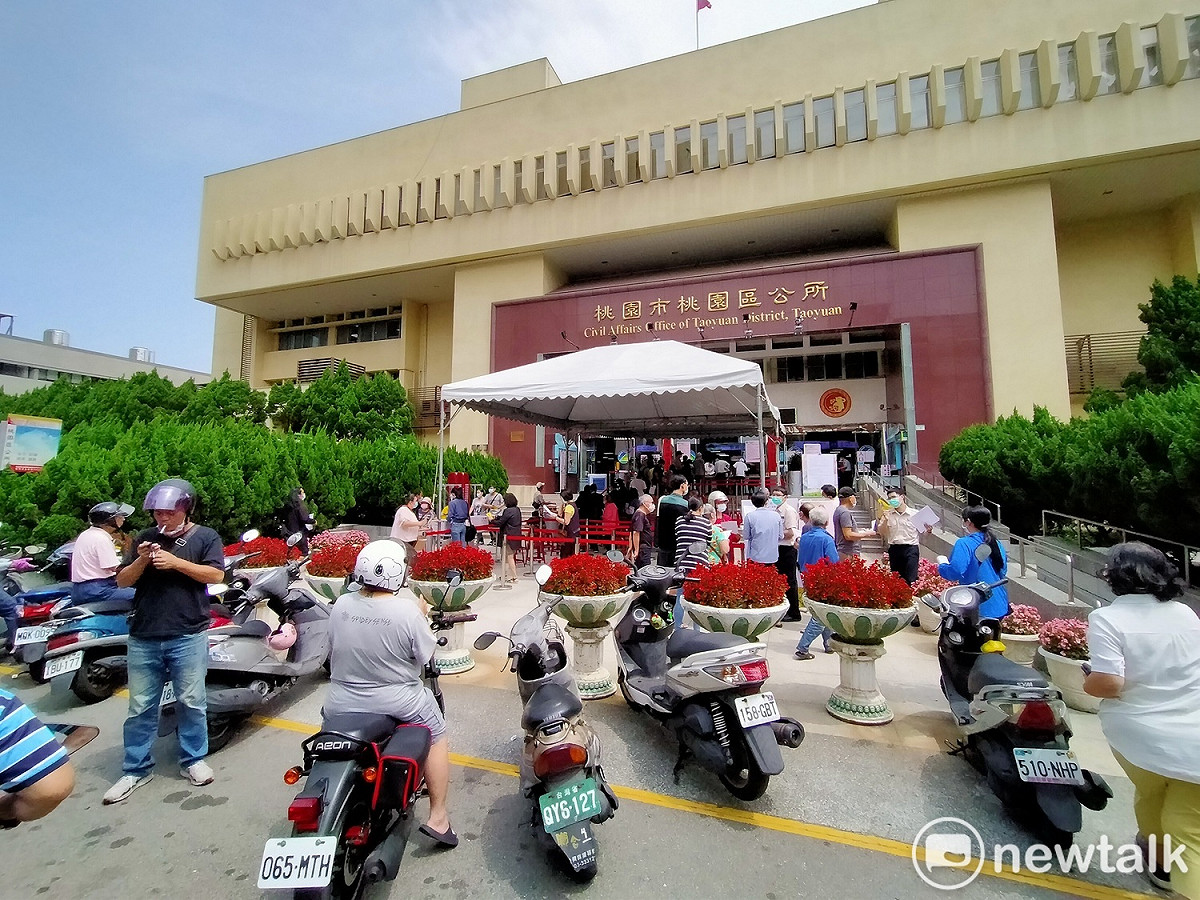 桃園區公所早在昨天就先在大門前廣場搭好蓬架，並拉好排隊動線，準備因應今天可能出現的紓困人潮。 圖：林昀真／攝