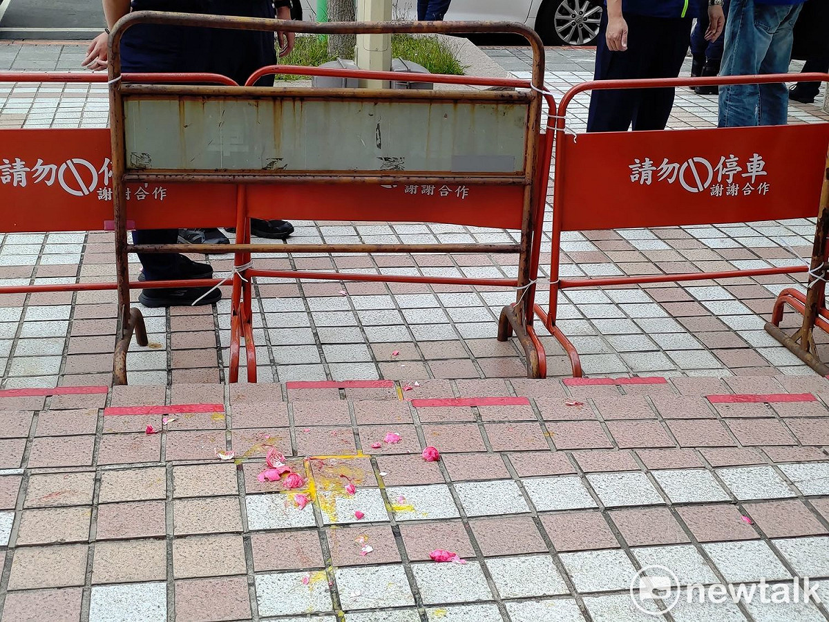 台灣國成員至國民黨部砸紅雞蛋。 圖：黃建豪/攝