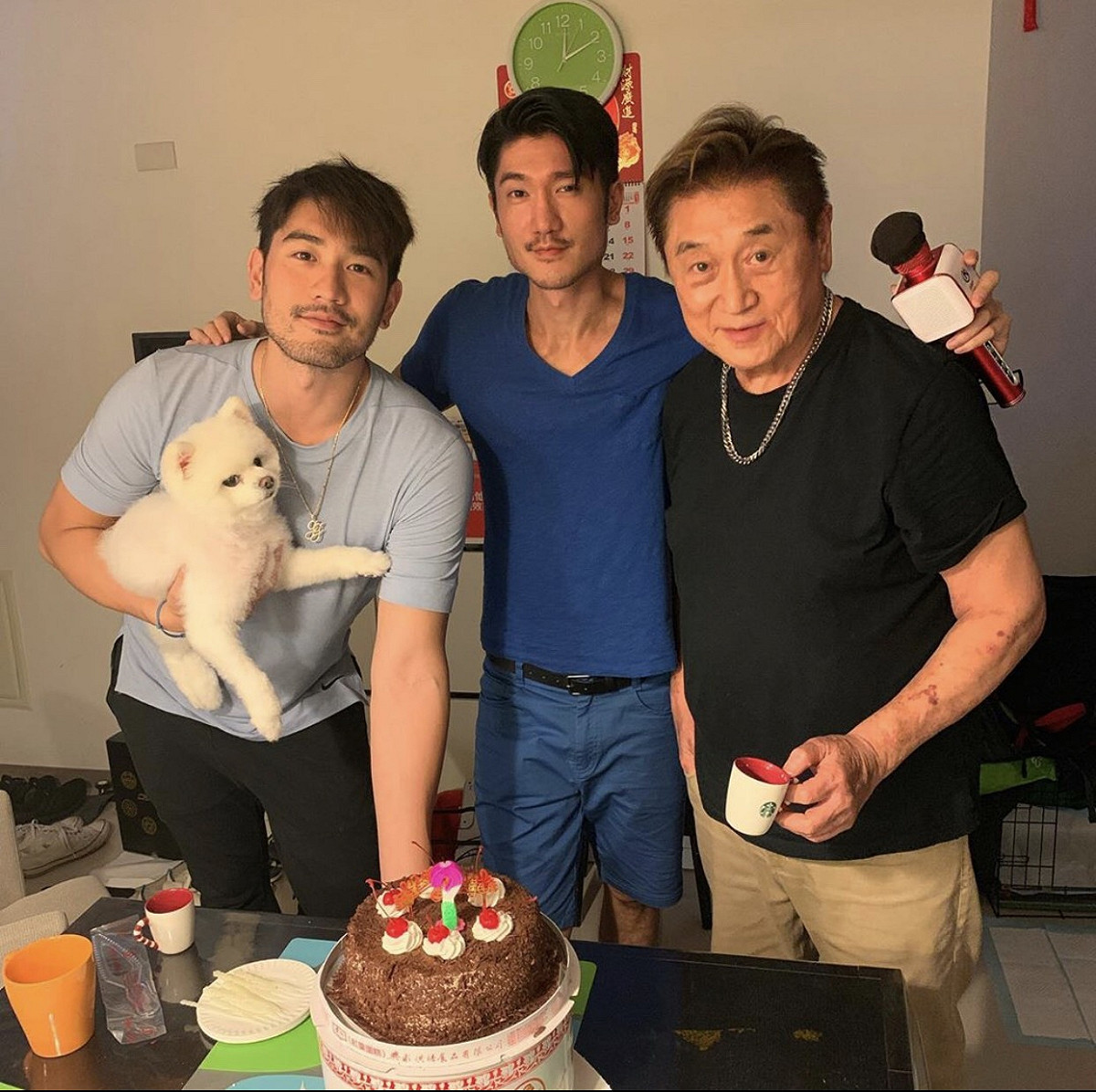 高以翔(左1)的二哥高宇橋(中)昨(5)日度過39歲生日，他在IG上曝光去年生日時弟弟和爸爸為他慶生的照片。 圖：翻攝高宇橋Instagram