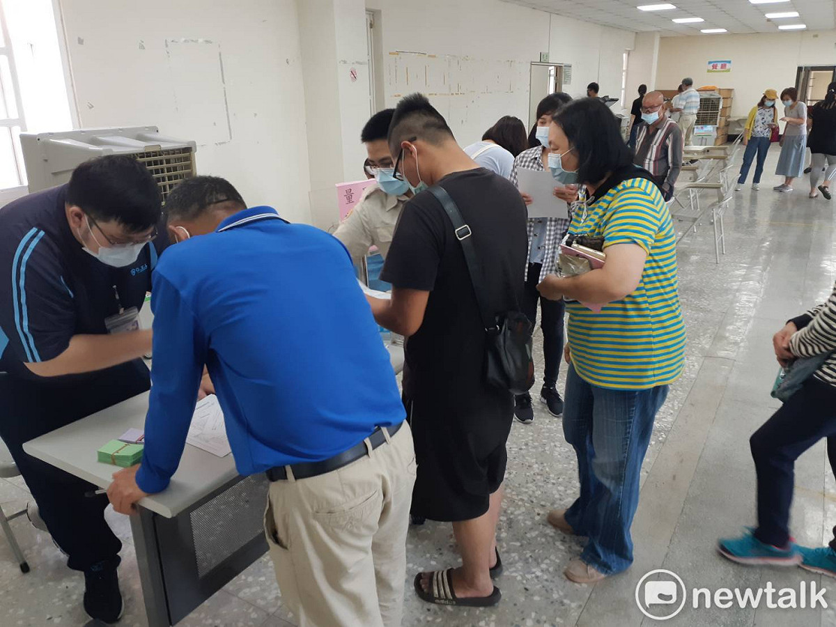 行政院擴大紓困方案引發民怨，檢討之聲四起。 圖：蔡坤龍/攝