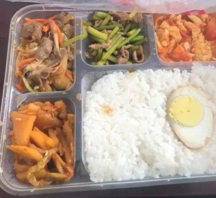 黑龍江省牡丹市康安醫院內的境外移入病患嫌棄伙食太差，將飯盒丟在地上集體絕食抗議。 圖:取自百度