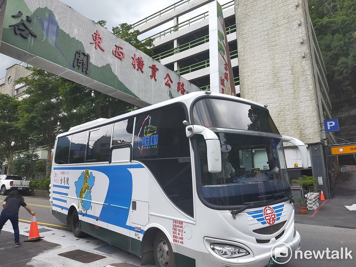 復刻版金馬號重現中橫公路。 唐復年/攝