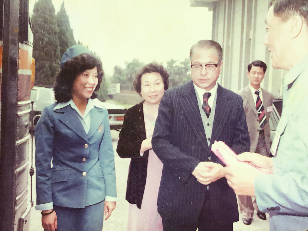 曠蘭美（左一）過去擔任金馬小姐時曾接待前省主席林洋港。 參山處/提供