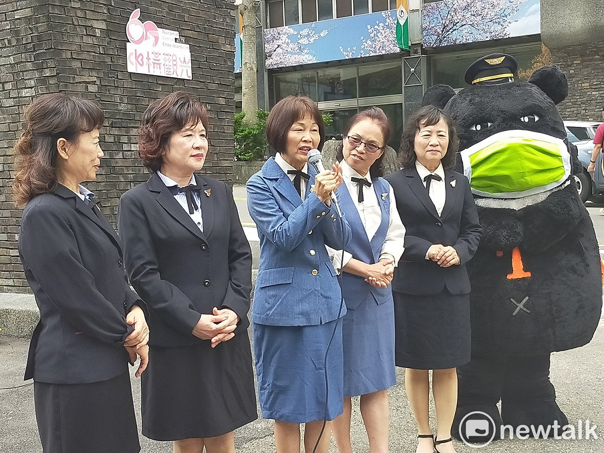 5位金馬號車掌小姐合體話當年。 唐復年/攝