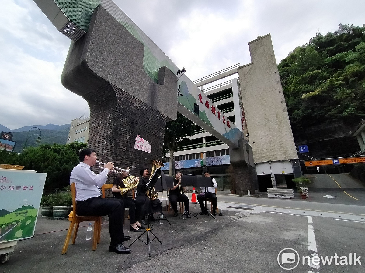國台交管銅五重奏在中橫牌樓前演出悠揚樂曲。 唐復年/攝