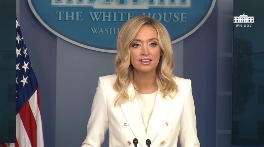 新任白宮發言人麥肯內尼(Kayleigh McEnany)日前首度在記者室亮相，她承諾永遠不會說謊。 圖：翻攝自美國白宮臉書影片